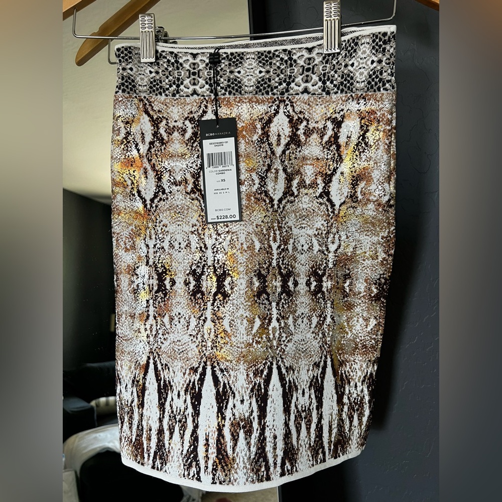 NWT BCBG white and gold metallic snake print mini skirt